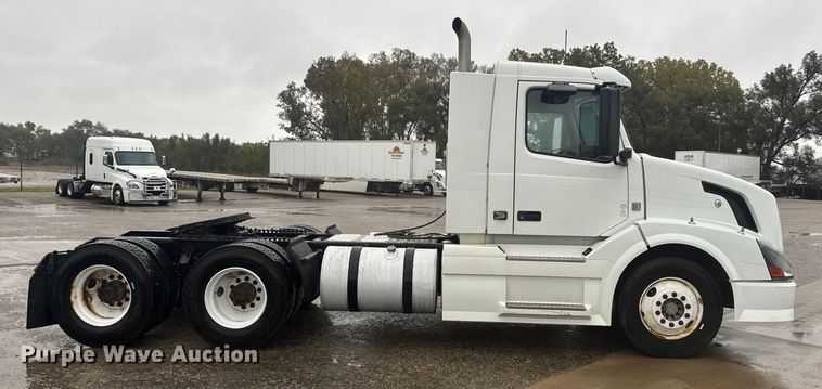 image for item EU6264 2011 Volvo VNL semi truck