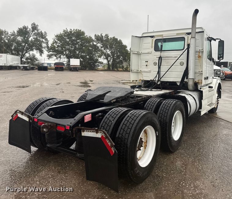 image for item EU6264 2011 Volvo VNL semi truck