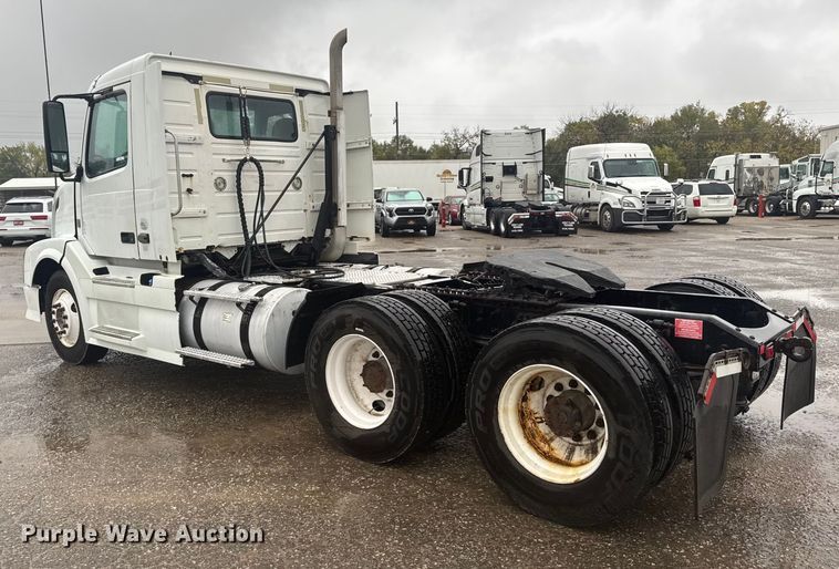 image for item EU6264 2011 Volvo VNL semi truck