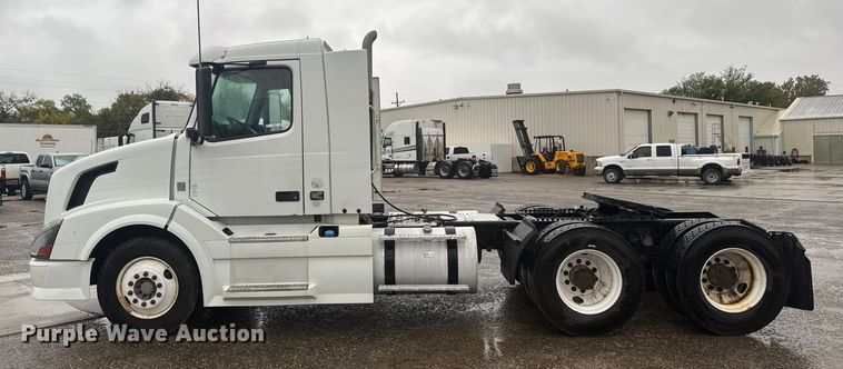 image for item EU6264 2011 Volvo VNL semi truck