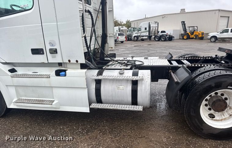 image for item EU6264 2011 Volvo VNL semi truck