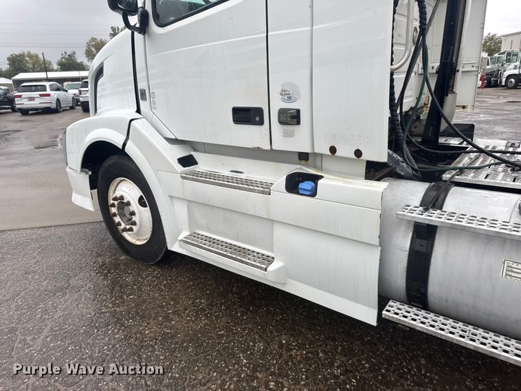 image for item EU6264 2011 Volvo VNL semi truck