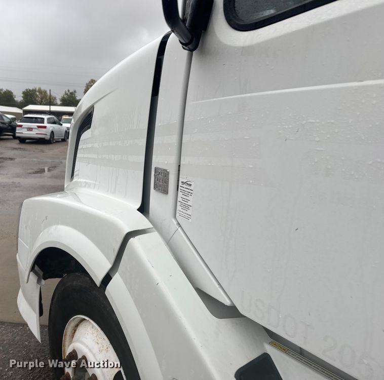 image for item EU6264 2011 Volvo VNL semi truck