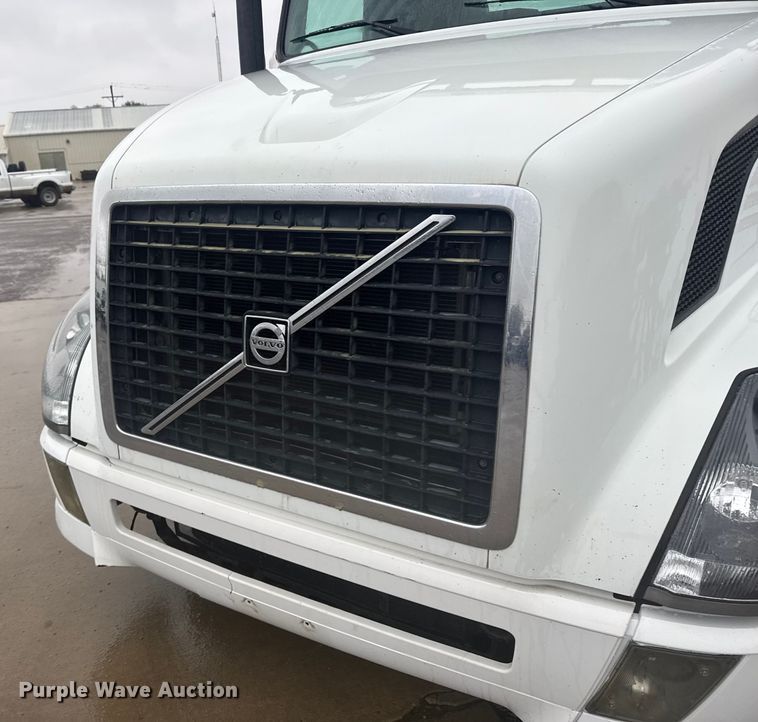 image for item EU6264 2011 Volvo VNL semi truck