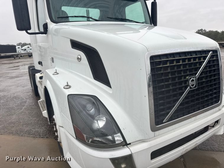 image for item EU6264 2011 Volvo VNL semi truck