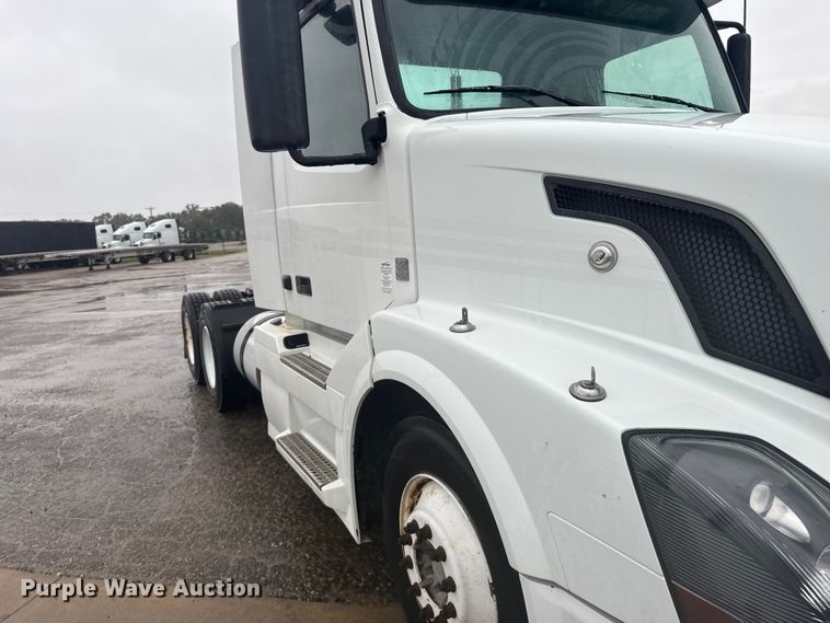 image for item EU6264 2011 Volvo VNL semi truck