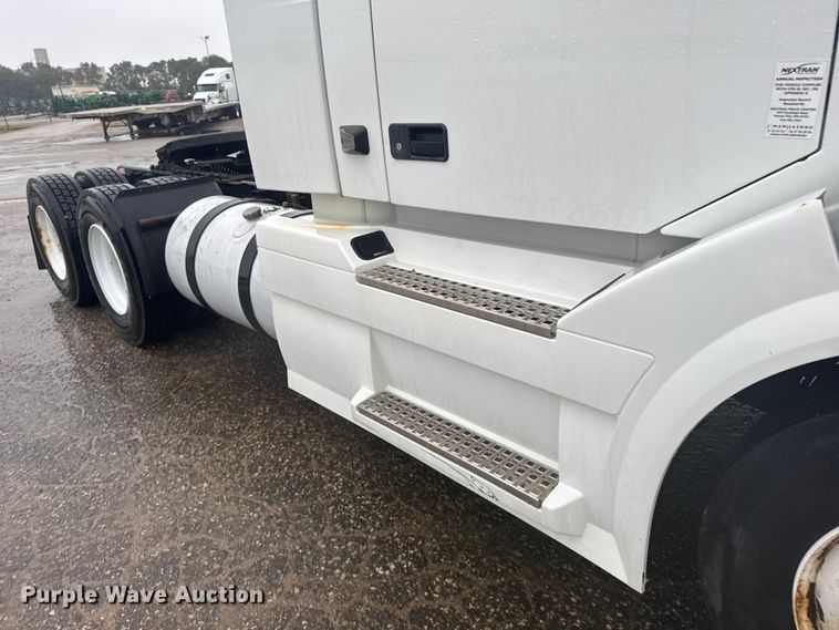 image for item EU6264 2011 Volvo VNL semi truck