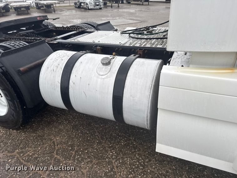 image for item EU6264 2011 Volvo VNL semi truck