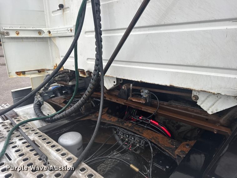 image for item EU6264 2011 Volvo VNL semi truck