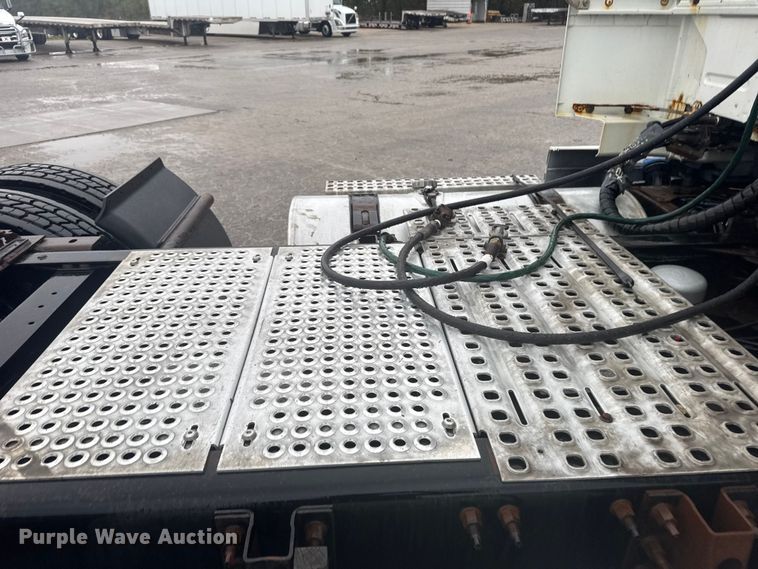 image for item EU6264 2011 Volvo VNL semi truck