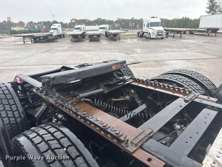 image for item EU6264 2011 Volvo VNL semi truck