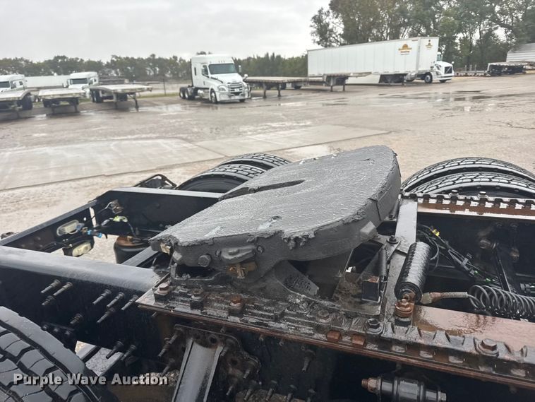 image for item EU6264 2011 Volvo VNL semi truck