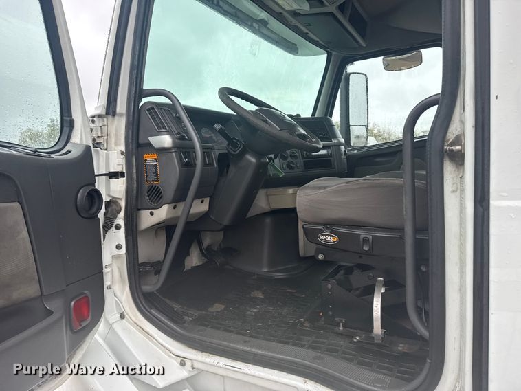 image for item EU6264 2011 Volvo VNL semi truck