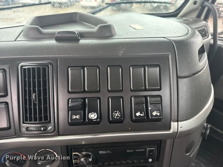 image for item EU6264 2011 Volvo VNL semi truck