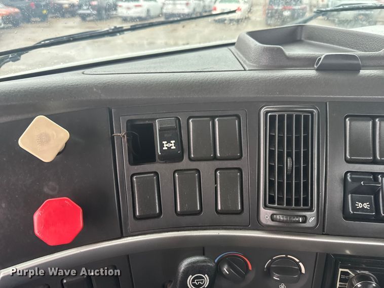 image for item EU6264 2011 Volvo VNL semi truck