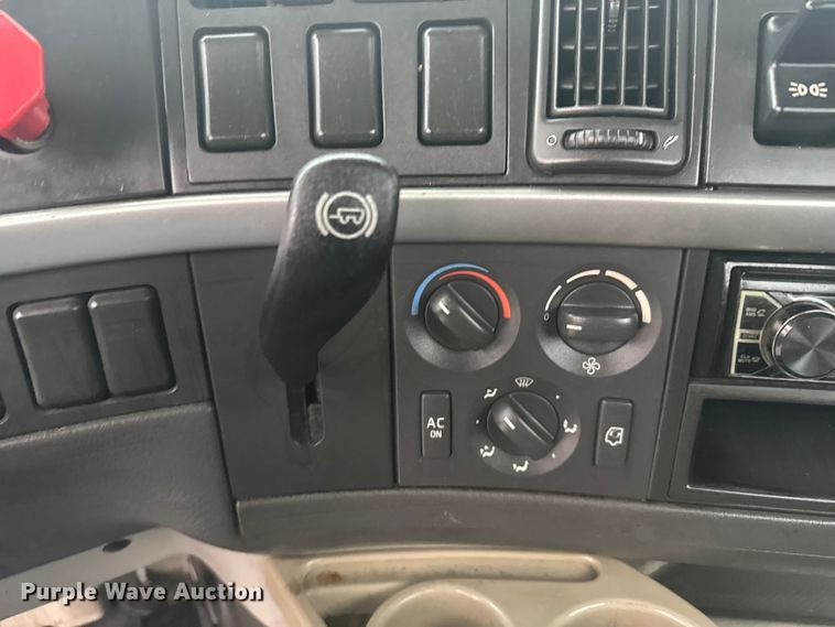 image for item EU6264 2011 Volvo VNL semi truck