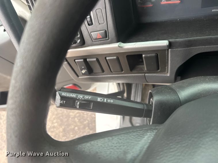 image for item EU6264 2011 Volvo VNL semi truck