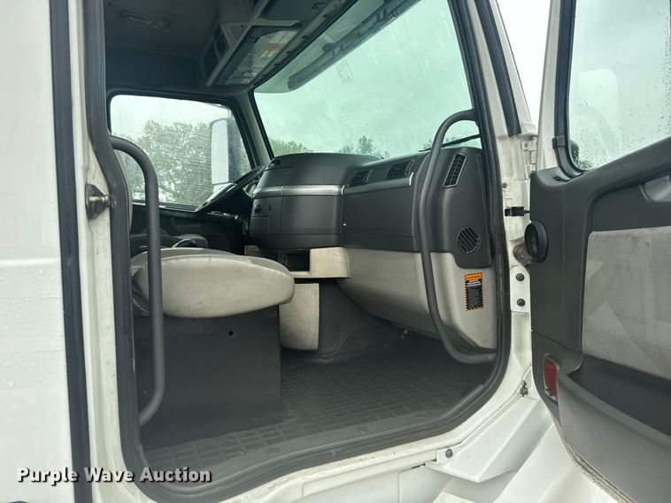 image for item EU6264 2011 Volvo VNL semi truck