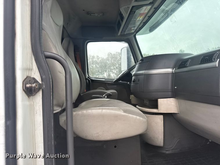 image for item EU6264 2011 Volvo VNL semi truck