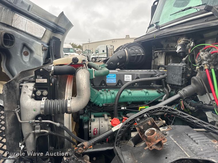 image for item EU6264 2011 Volvo VNL semi truck