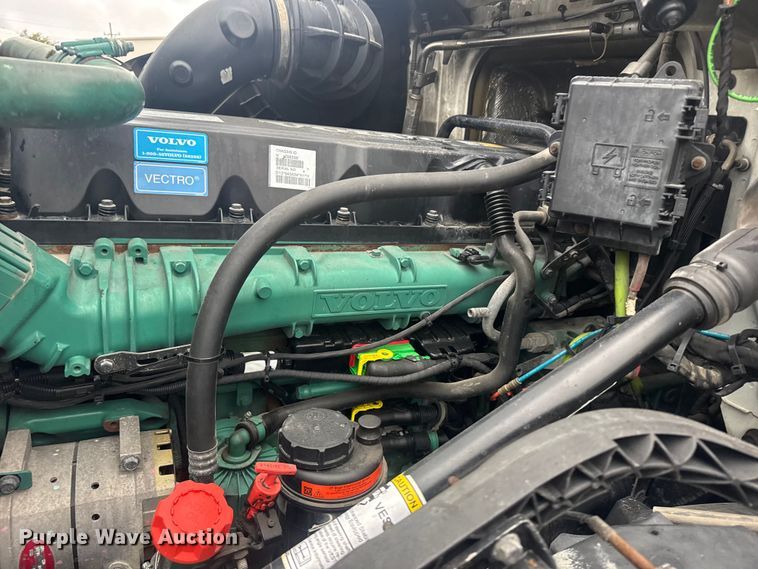 image for item EU6264 2011 Volvo VNL semi truck