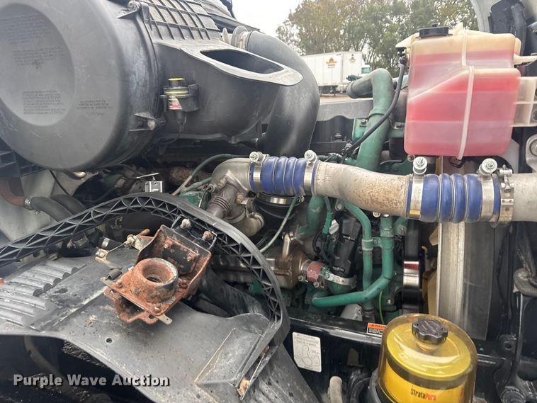 image for item EU6264 2011 Volvo VNL semi truck