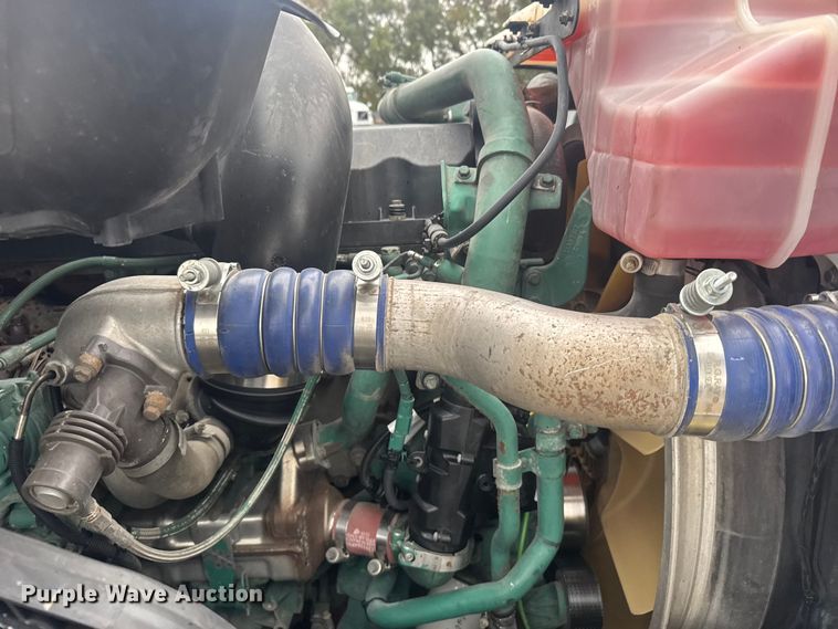 image for item EU6264 2011 Volvo VNL semi truck