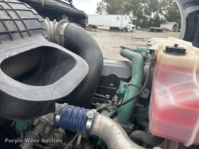 image for item EU6264 2011 Volvo VNL semi truck