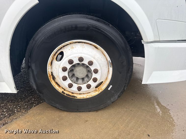 image for item EU6264 2011 Volvo VNL semi truck