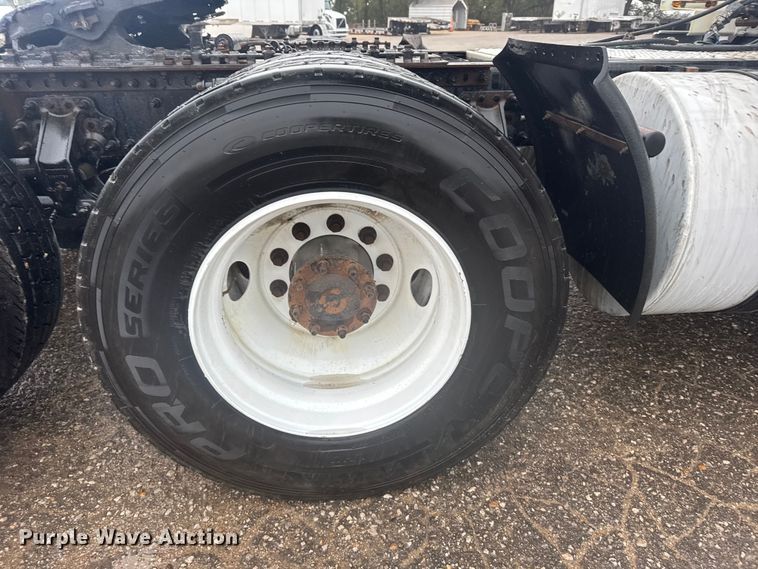 image for item EU6264 2011 Volvo VNL semi truck