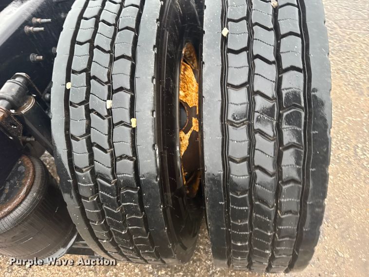 image for item EU6264 2011 Volvo VNL semi truck