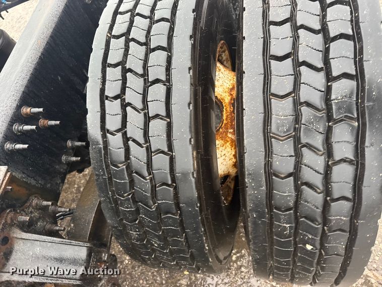 image for item EU6264 2011 Volvo VNL semi truck