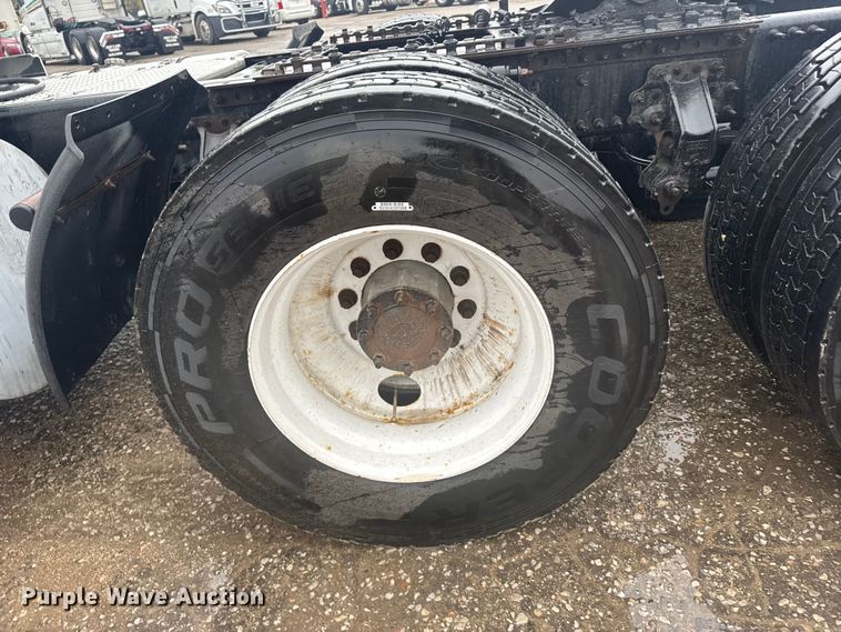 image for item EU6264 2011 Volvo VNL semi truck