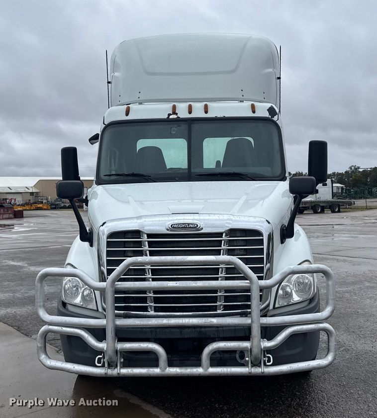 image for item EU6265 2016 Freightliner  Cascadia 113 semi truck