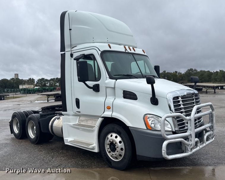 image for item EU6265 2016 Freightliner  Cascadia 113 semi truck