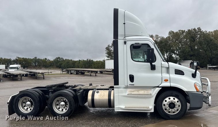 image for item EU6265 2016 Freightliner  Cascadia 113 semi truck