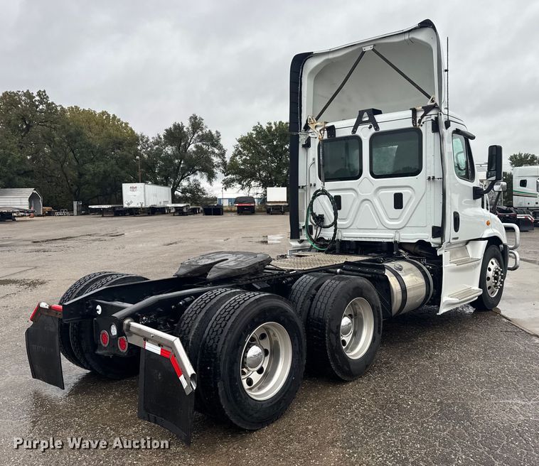 image for item EU6265 2016 Freightliner  Cascadia 113 semi truck