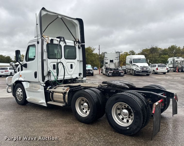 image for item EU6265 2016 Freightliner  Cascadia 113 semi truck