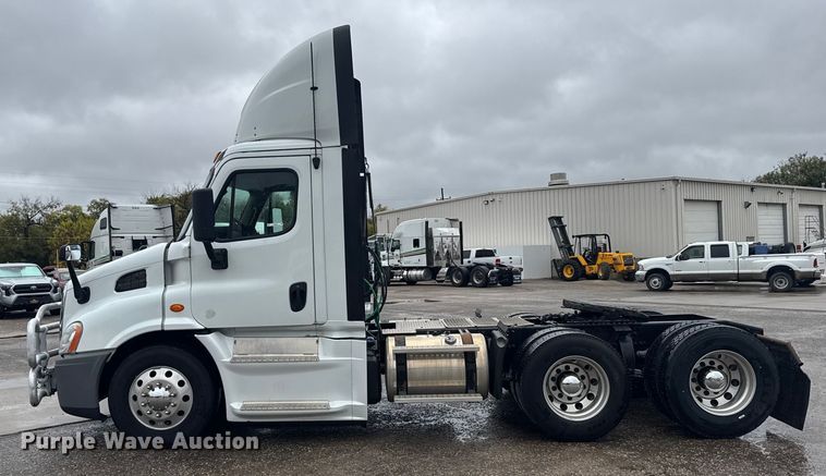 image for item EU6265 2016 Freightliner  Cascadia 113 semi truck