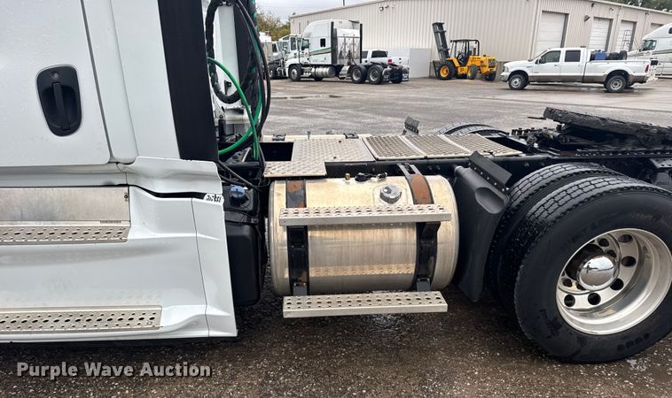 image for item EU6265 2016 Freightliner  Cascadia 113 semi truck