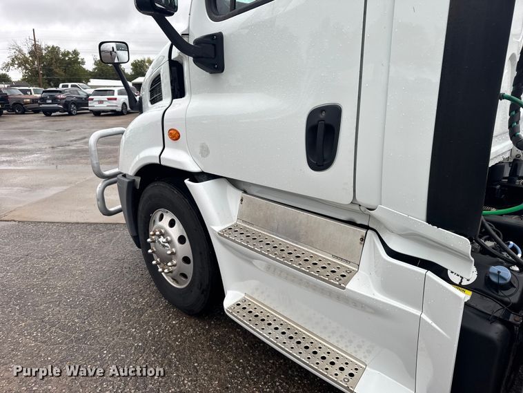 image for item EU6265 2016 Freightliner  Cascadia 113 semi truck