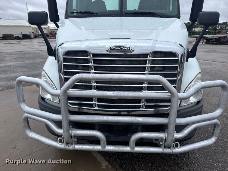 image for item EU6265 2016 Freightliner  Cascadia 113 semi truck