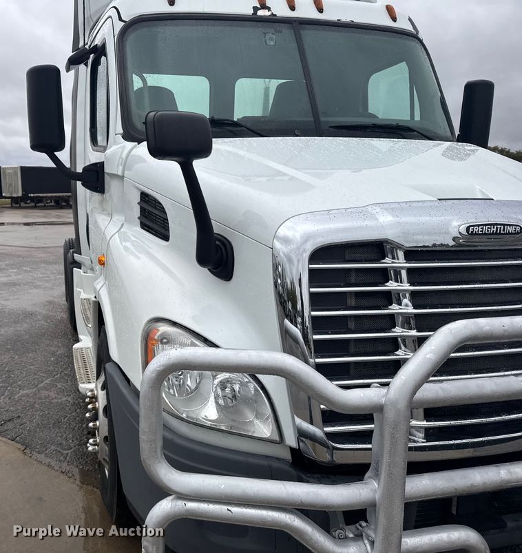 image for item EU6265 2016 Freightliner  Cascadia 113 semi truck