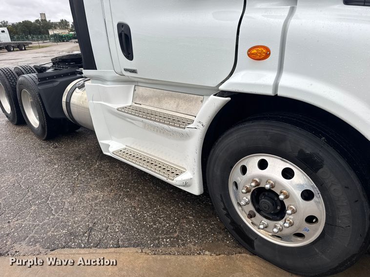 image for item EU6265 2016 Freightliner  Cascadia 113 semi truck