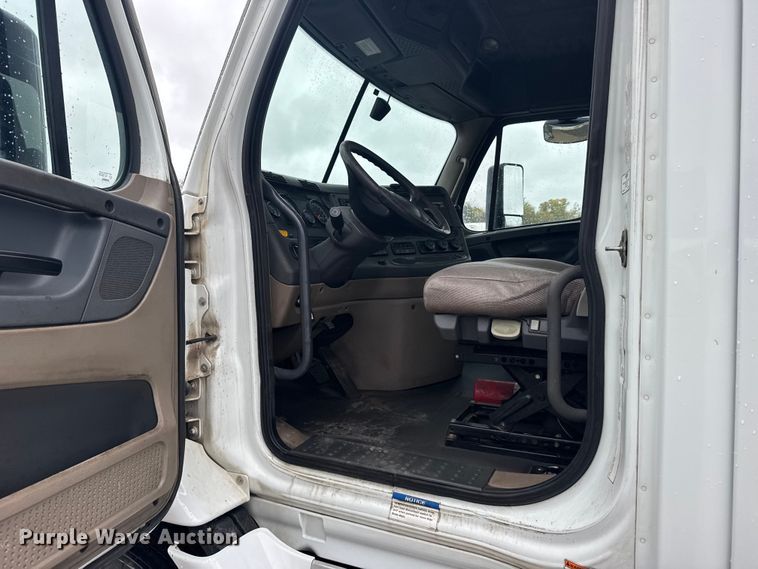 image for item EU6265 2016 Freightliner  Cascadia 113 semi truck