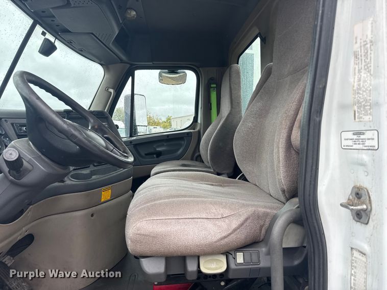 image for item EU6265 2016 Freightliner  Cascadia 113 semi truck