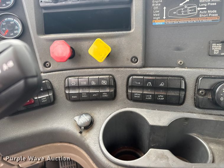 image for item EU6265 2016 Freightliner  Cascadia 113 semi truck