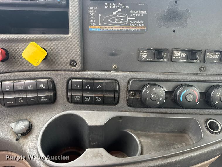 image for item EU6265 2016 Freightliner  Cascadia 113 semi truck