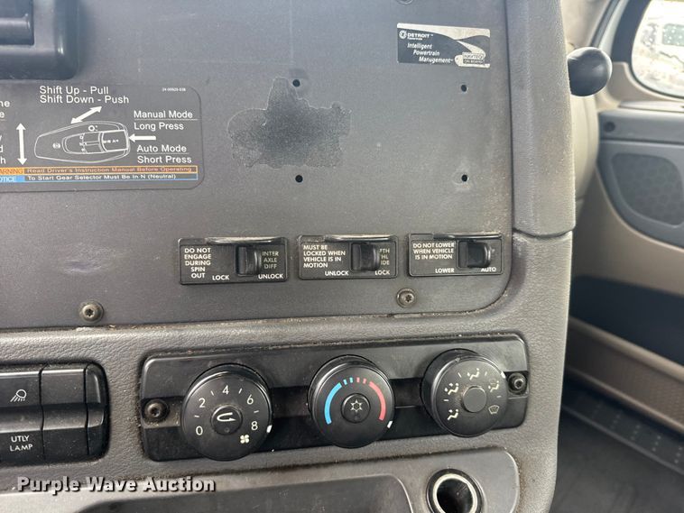 image for item EU6265 2016 Freightliner  Cascadia 113 semi truck