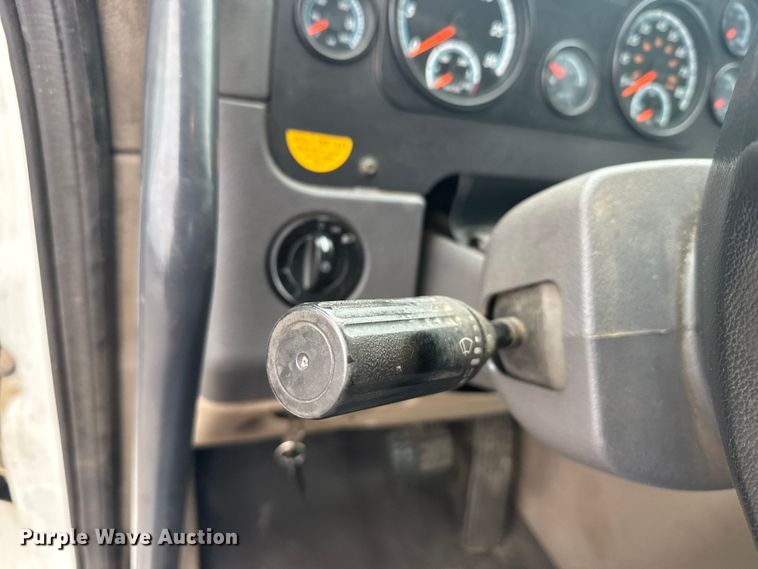 image for item EU6265 2016 Freightliner  Cascadia 113 semi truck